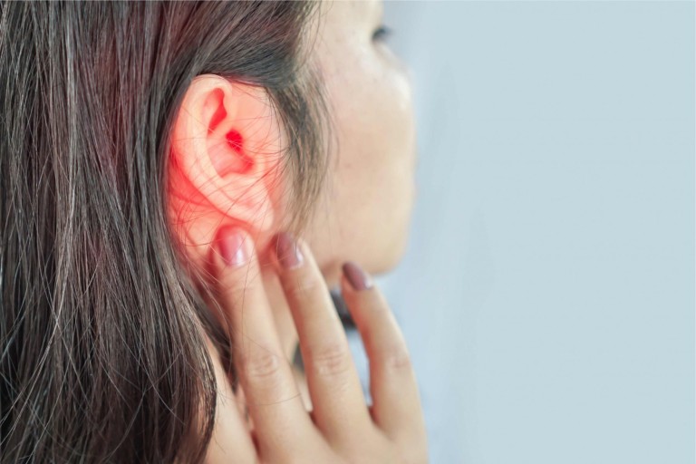 ¿Pueden los problemas de la columna cervical causar dolor de oído?
