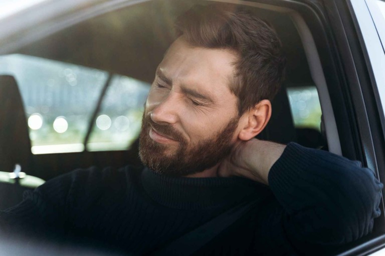 ¿Qué le sucede al cuello durante una lesión por latigazo cervical?