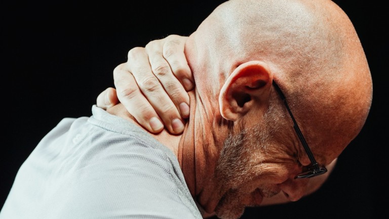 ¿Puede un cuello rígido afectar sus oídos?